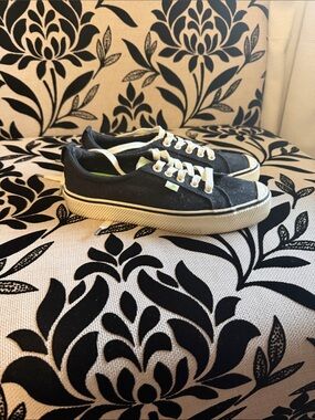 Cariuma Black Canvas Low-Top Sneakers with White Trim women’s sz 7.5 men’s sz 6